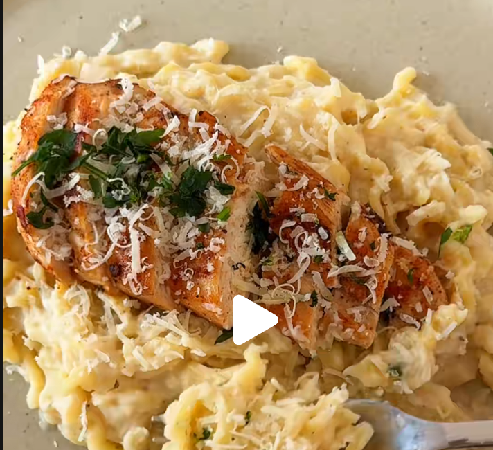 Makaron z kurczakiem w sosie kalafiorowym z parmezanem